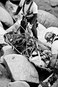 攀岩救援队在行动图片