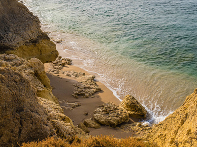 在大风中有沙质海滩的砂岩海岸线