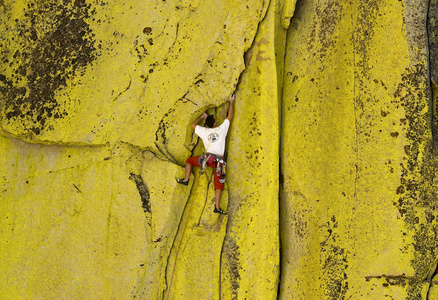 男登山者用他的方式向上陡峭的裂缝
