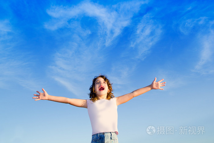 女孩张开双臂室外在蓝蓝的天空下