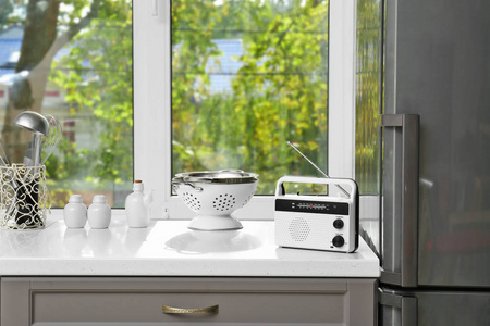厨房餐桌上的现代收音机