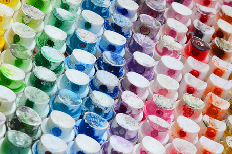 从许多喷嘴喷出的图案, 用来画涂鸦, 涂成不同的颜色。塑料帽排列在许多行形成彩虹的颜色