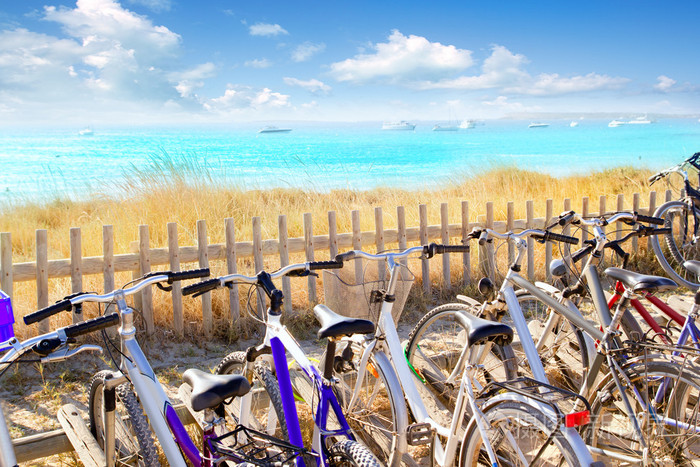 自行车停车场福门特拉岛海滩