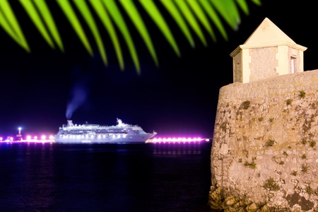 伊维萨岛夜镇巡航船灯和塔