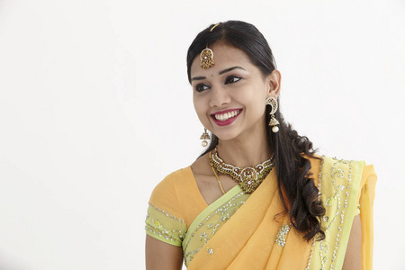 一个美丽的年轻的印度妇女温暖友好的微笑的面部画像
