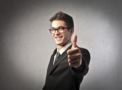 满意的男孩图片