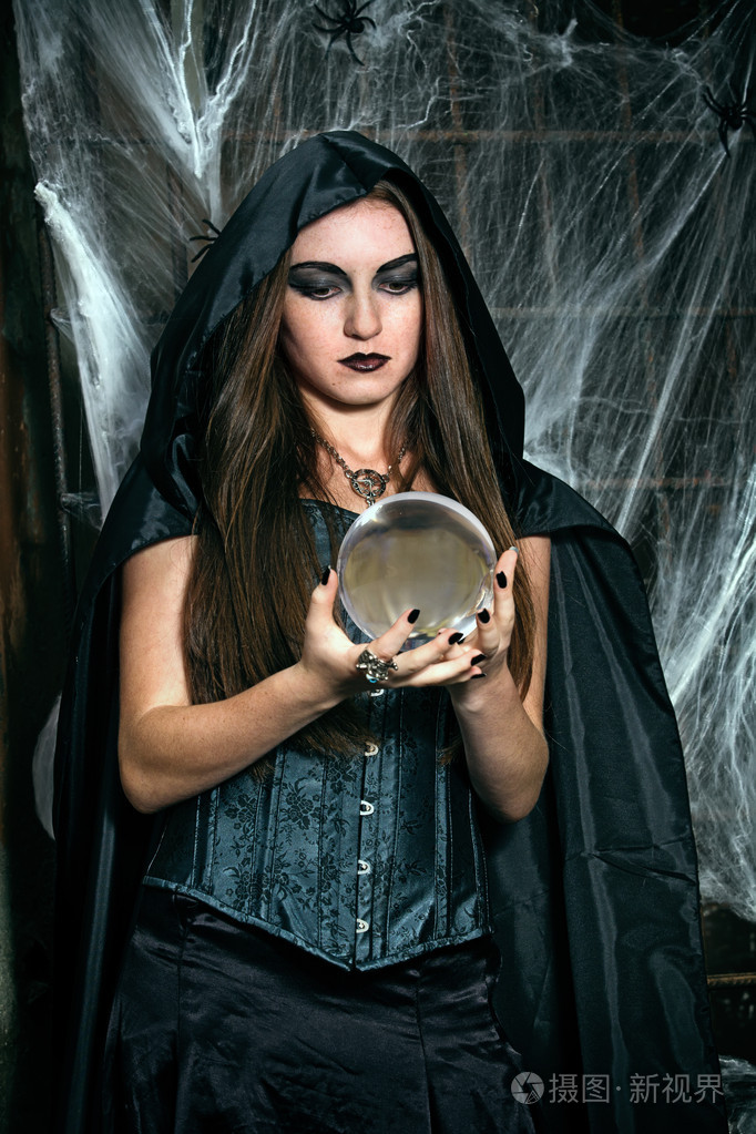 一个年轻的女巫的肖像照片-正版商用图片03oqjt-摄图新视界