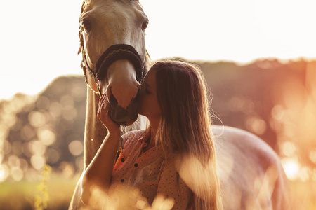 在日落时亲吻她的马的妇女, 室外场面
