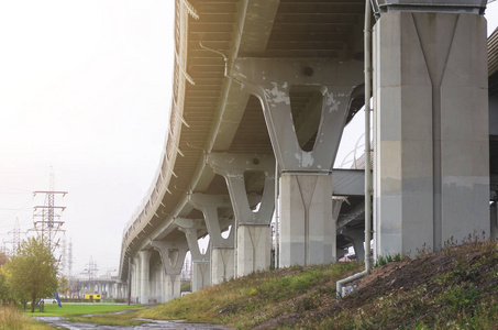 城市上空高架高速收费公路