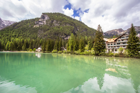 Braies 湖在白云岩, 意大利