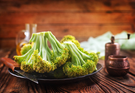 鲜花椰菜餐桌上的美食理念图片