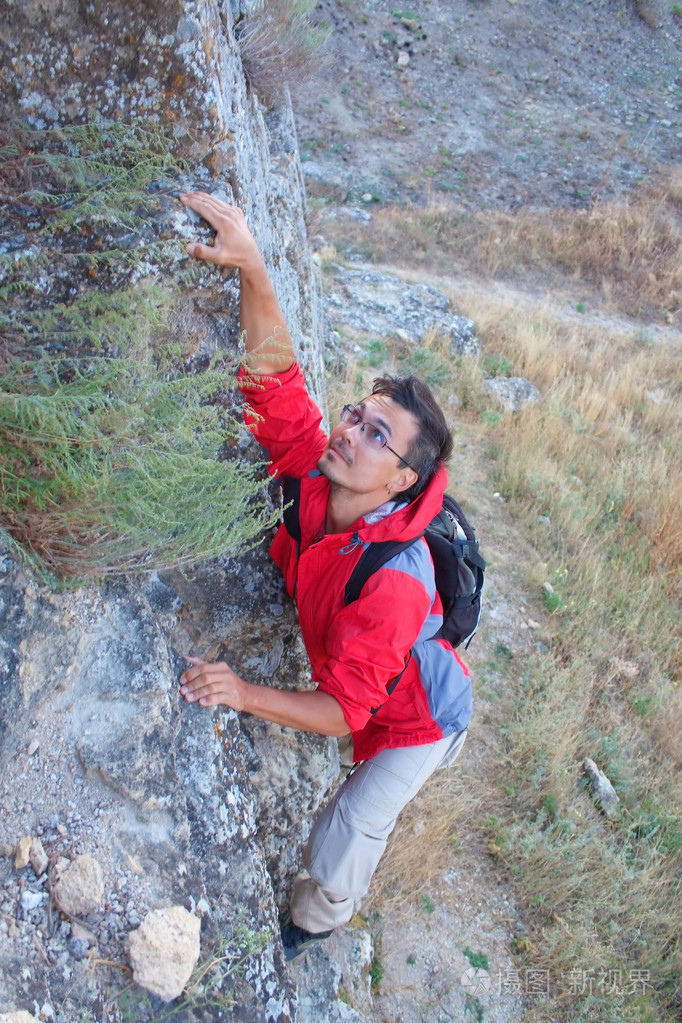 爬山的年轻人