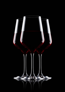 黑色的红葡萄酒与反射眼镜