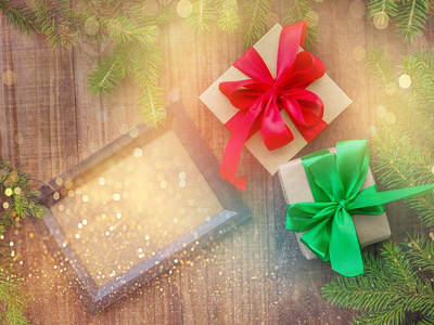圣诞礼品盒与红丝带在木质背景, 许多圣诞礼物与装饰品