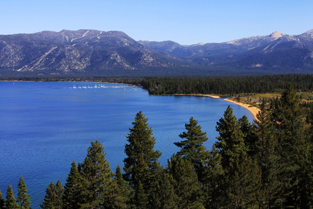 湖泊美国太浩湖,位于美国加利福尼亚与内华达州之间的高山湖泊.照片