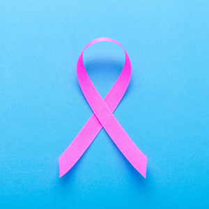 乳房癌概念 粉红丝带乳腺癌的 b 的符号