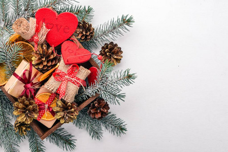 圣诞与雪枞树和装饰木制的背景。顶视图与副本空间为您的文字