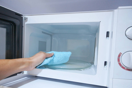 用抹布清洗微波炉照片