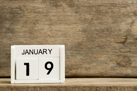 白色方块式日历当前日期19和月1月在木背景