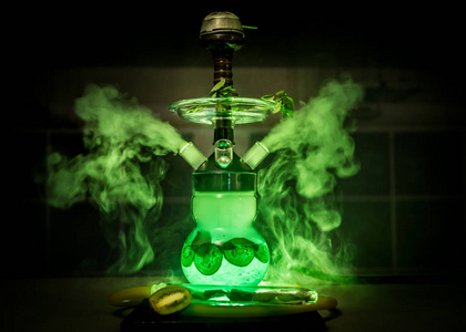 吸水烟在咖啡馆与酒吧照片