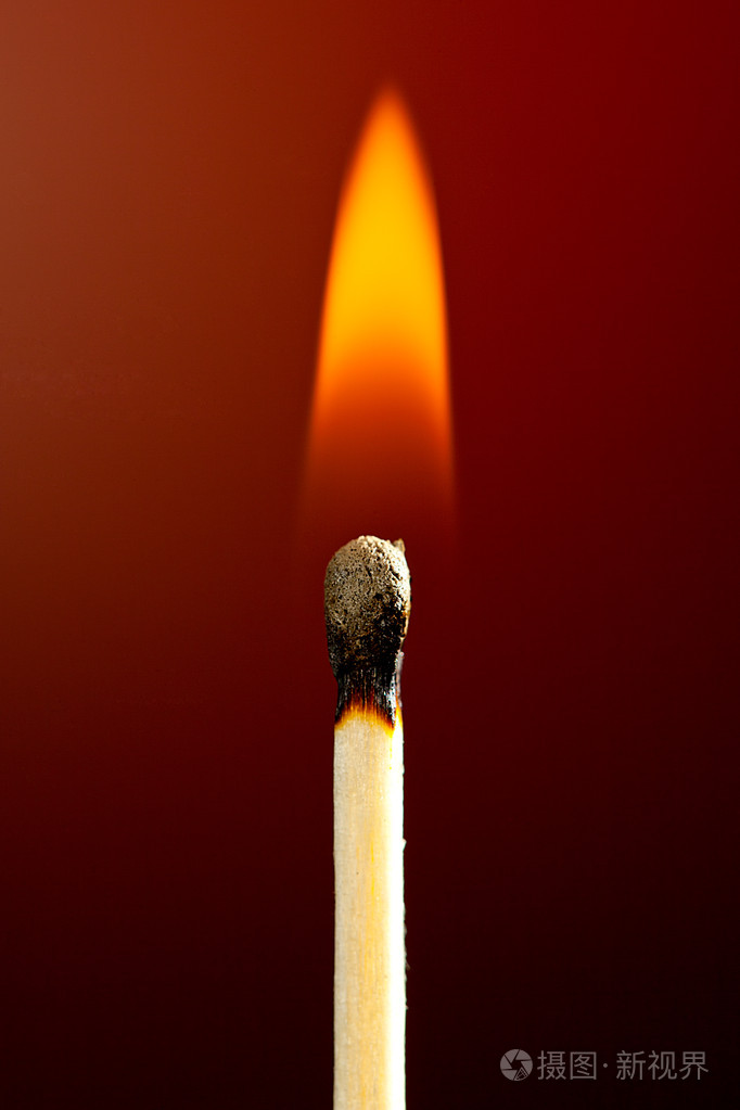 在黑色背景火柴前燃烧的火柴