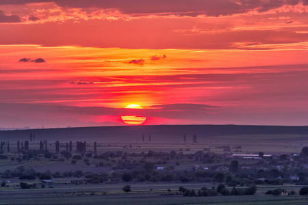 美丽的乡村景观与大红色夕阳的田野, Dobrogea, 罗马尼亚