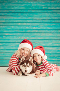 快乐的孩子和狗在圣诞前夜
