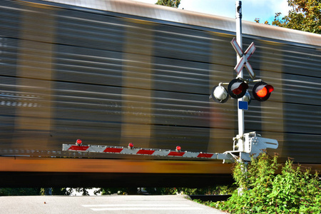 行驶的货运火车图片