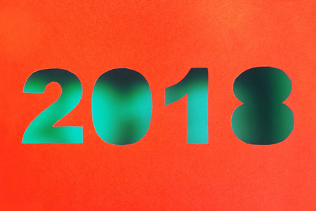 新的一年2018从红色纸裁减在绿色背景