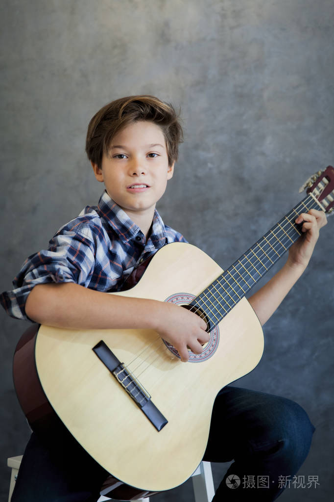 小男孩玩吉他