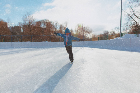 小男孩在冬天在冰上滑冰