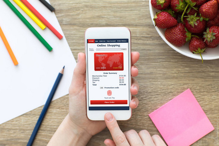 手持白色手机与 app 在线购物屏幕的女性手照片