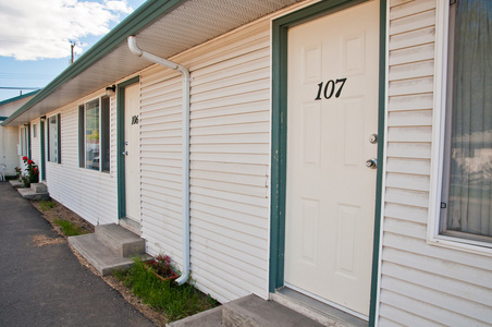 一般宿舍楼门面房的栏杆和阁楼上的光色剪影几层楼门面舒适住宅酒店