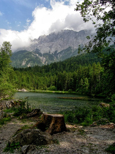 祖格峰海拔2962米, 是德国最高峰。它位于加米斯帕腾基辛加米斯帕腾基辛镇以南, Austriagermany 边界在其西部山