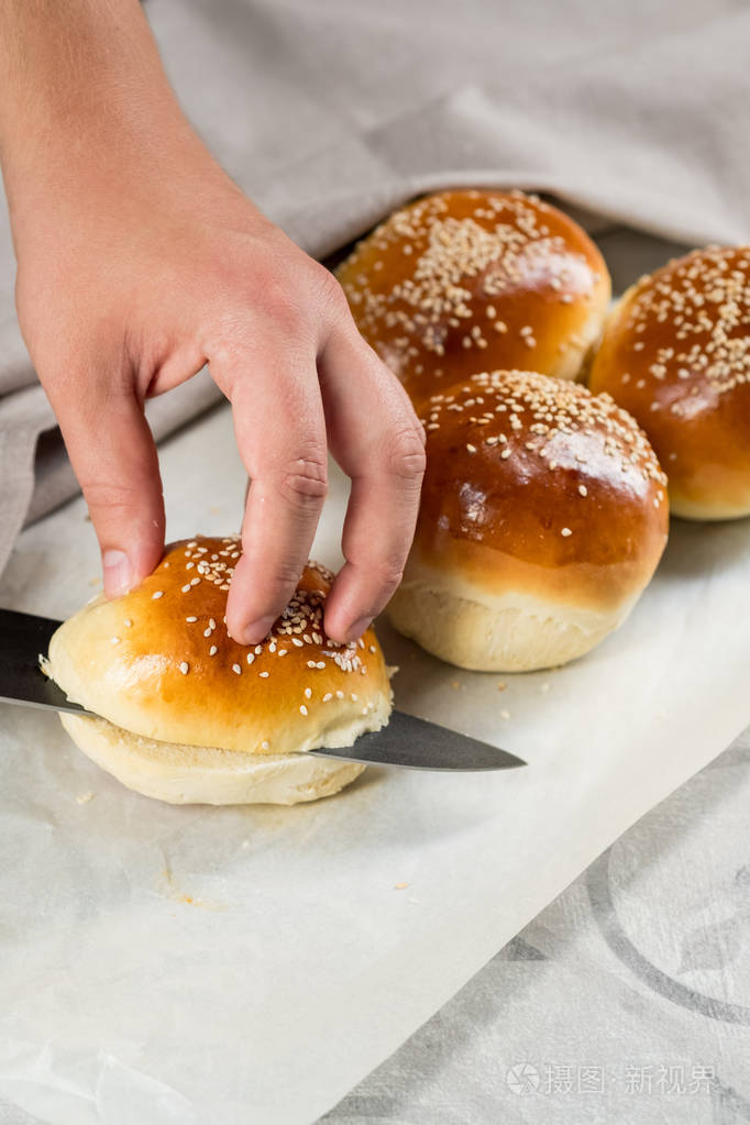 主厨手工制作汉堡切面包