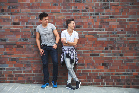 两个朋友休闲装在街上站着聊天, 最好的朋友照片