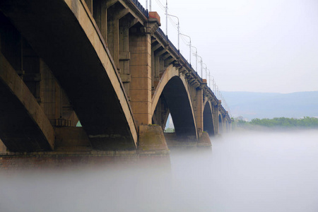 Enisey 上的旧桥。Krasnozrsk雾