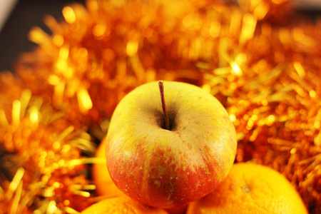 苹果在闪烁的花环的背景上特写