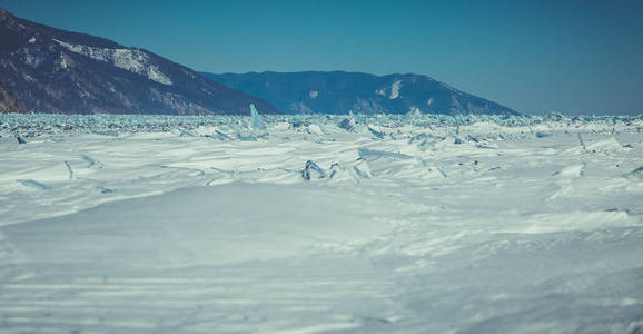 贝加尔湖湖西伯利亚的冬季景观。冰