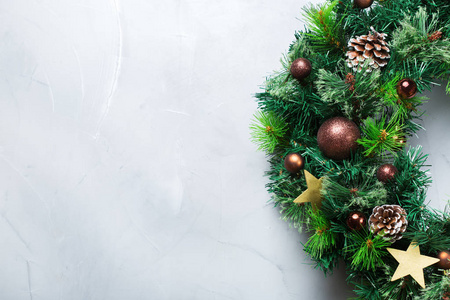 假日新年概念。圣诞门花圈与节日装饰在一个舒适的背景。复制空间平躺顶视图