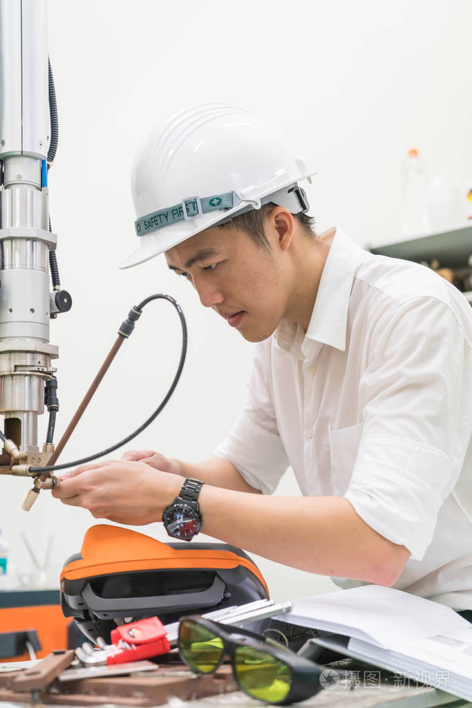 机器人的机器工作的电气工程师