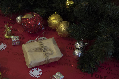 红色背景下的新年礼物和毛皮树玩具