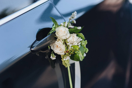 豪华黑色婚车装饰着花朵