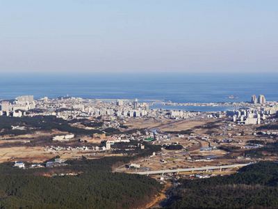 从山顶草市城市的美景。Seoraksan 山脉, 南韩