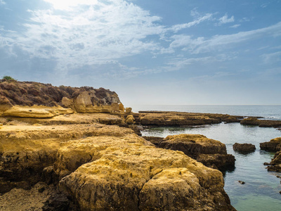 在大风中有沙质海滩的砂岩海岸线