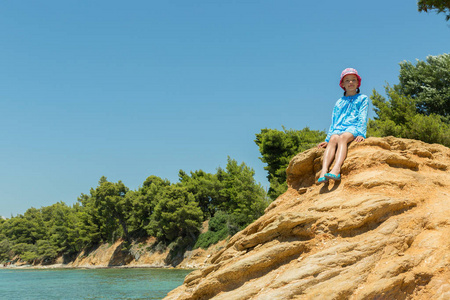 Sithonia 半岛爱琴海海岸的旅游少女
