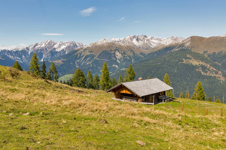 木牧羊人小屋与高山风景在奥地利