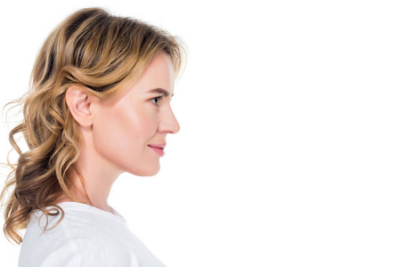 侧面的笑容迷人的女人孤立在白色照片