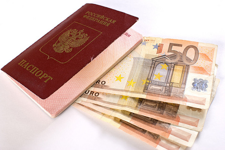 俄罗斯旅行护照和钱。