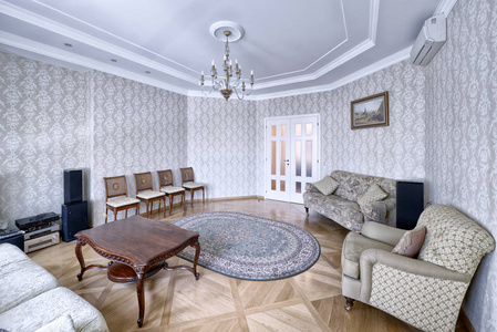 俄罗斯莫斯科现代室内设计的客厅里，城市房地产